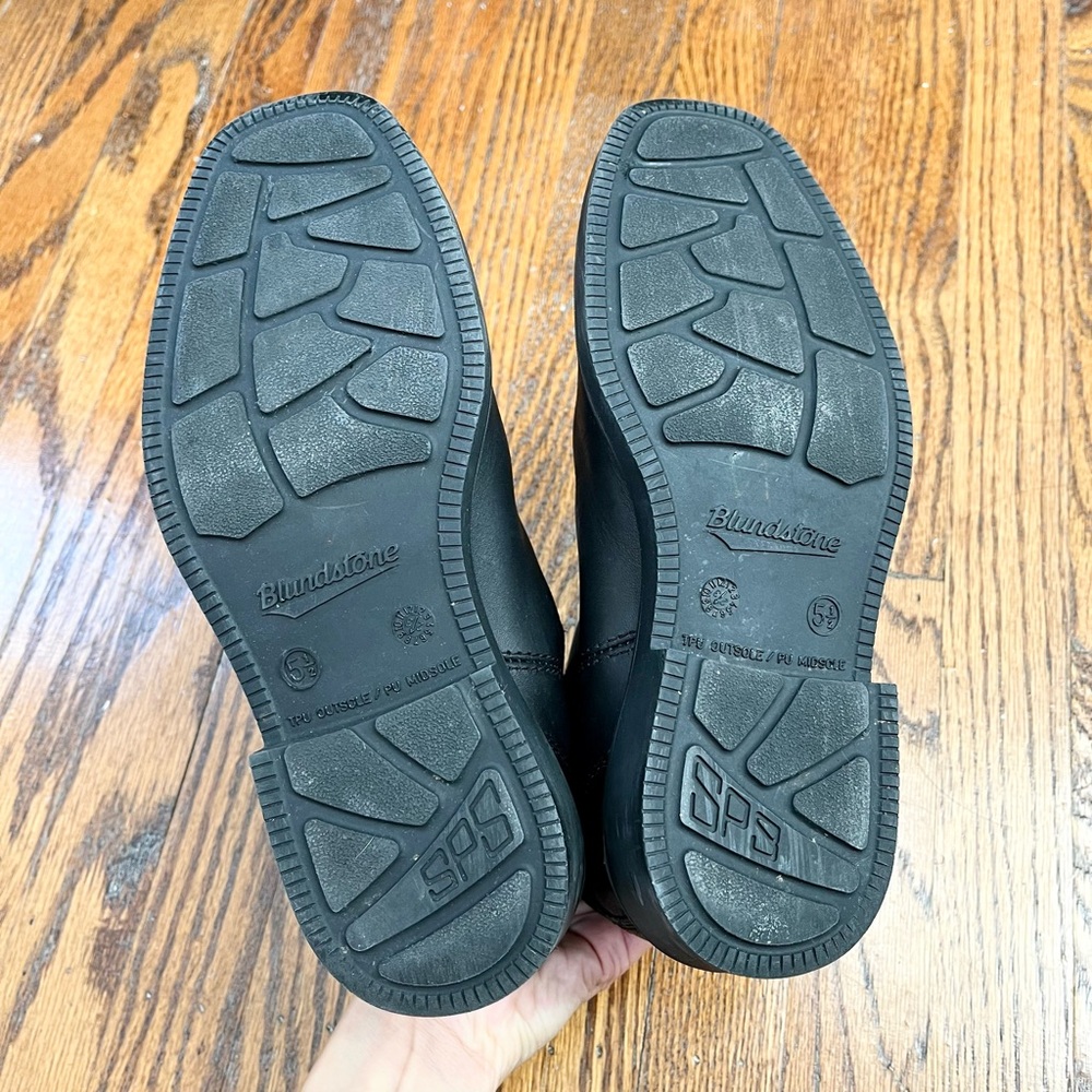 Blundstone black leather chisel toe/ square toe C… - image 7